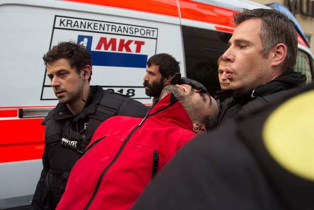 Durststreikende von Polizei abgeführt – anstatt von Notärzten. Nach eigenen Angaben blieben sie danach bis zu sieben Stunden ohne ärztliche Versorgung in Polizeigewahrsam. Foto: koernerfresser, flickr.com