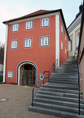 Geheimtipp für Hochzeiten: Das "älteste Schulhaus Deutschlands" in Schierling. Foto: Marktgemeinde Schierling