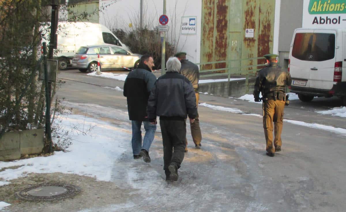 Rückzug: Hausmeister, Ausländerbehörde und Polizei verlassen die Grunewaldstraße.