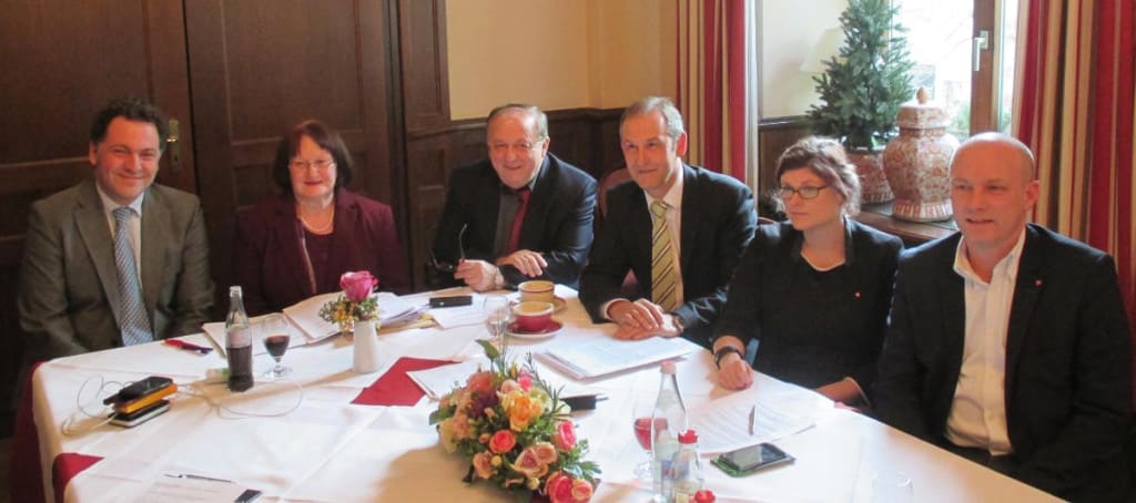 So schön kann Koalition sein: In demonstrativer Eintracht präsentierten Horst Meierhofer (FDP), Margit Kunc (Grüne), Norbert Hartl (SPD), Ludwig Arttinger (Freie Wähler), Tina Lorenz (Piraten) und OB Wolbergs ihr Maßnahmenpaket. Foto: as