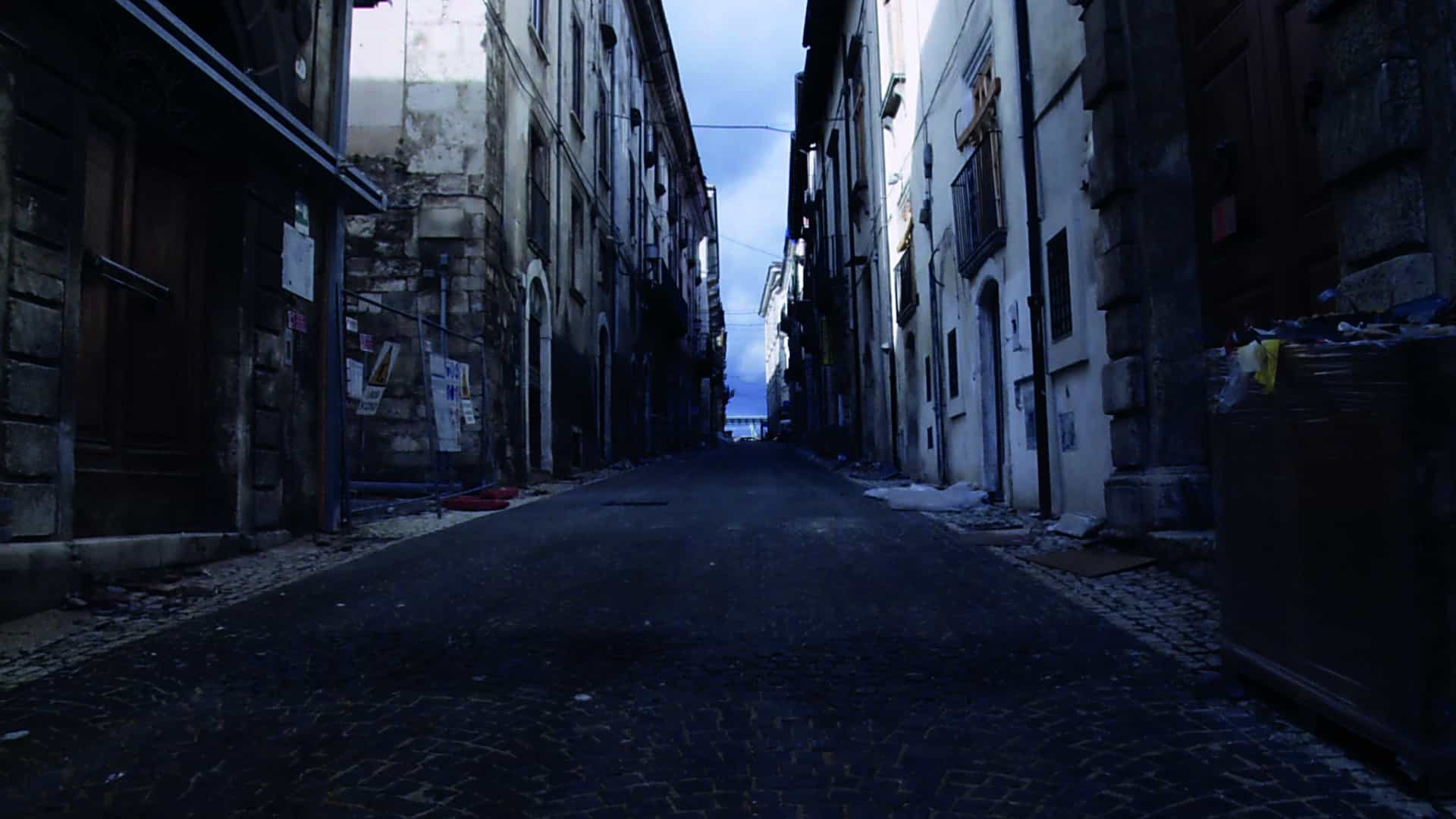 Das verlassene Zentrum von L'Aquila, das 2009 von einem Erdbeben verwüstet wurde. Bild: mediart01films.