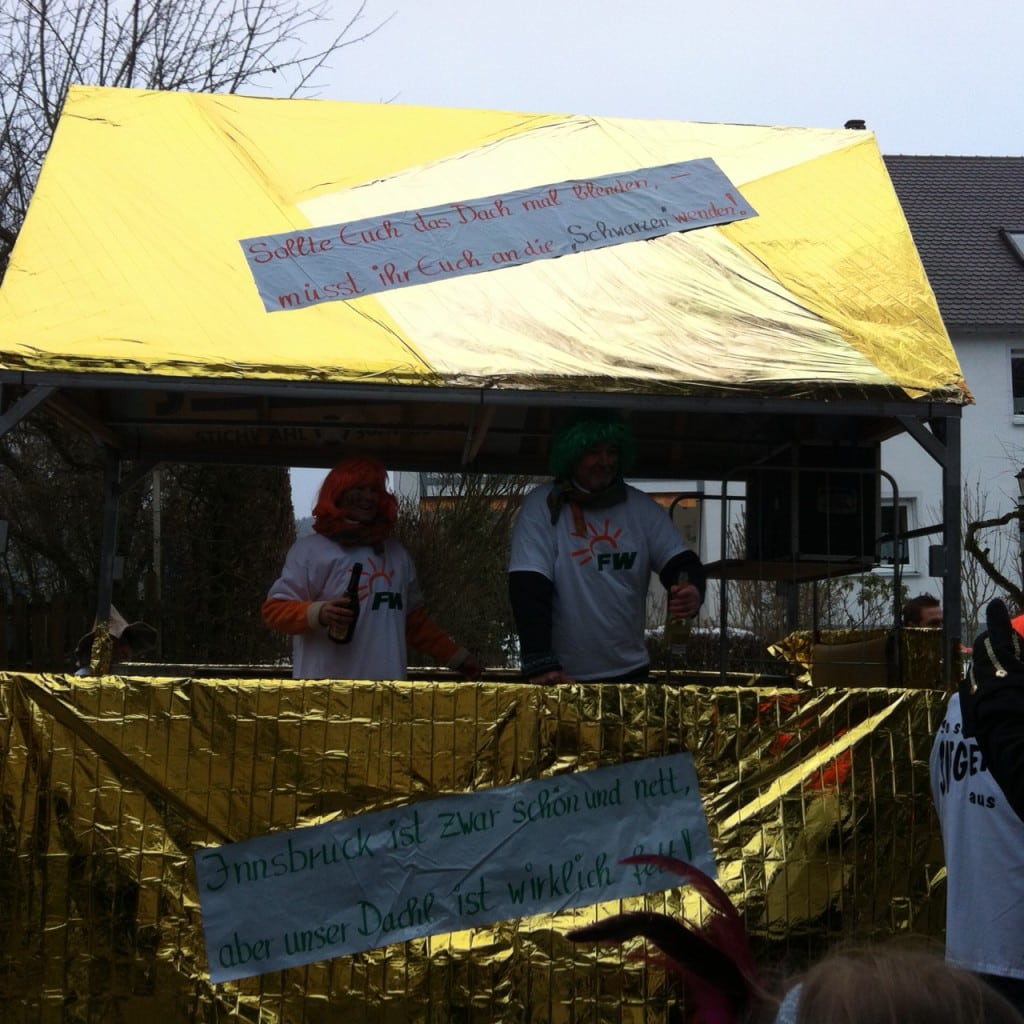 Faschingszug 2015 in Lappersdorf: Die Freien Wähler nehmen das goldene Dachl mit Humor.  