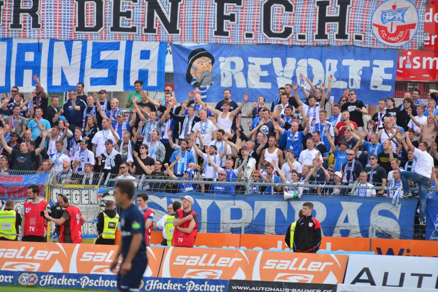 4:4 endete das Spiel zwischen dem SSV Jahn und Hansa Rostock. Während es im Stadion friedlich blieb, attackierte eine Aggro-Truppe im Vorfeld eine Familie. Foto: Archiv/ Staudinger