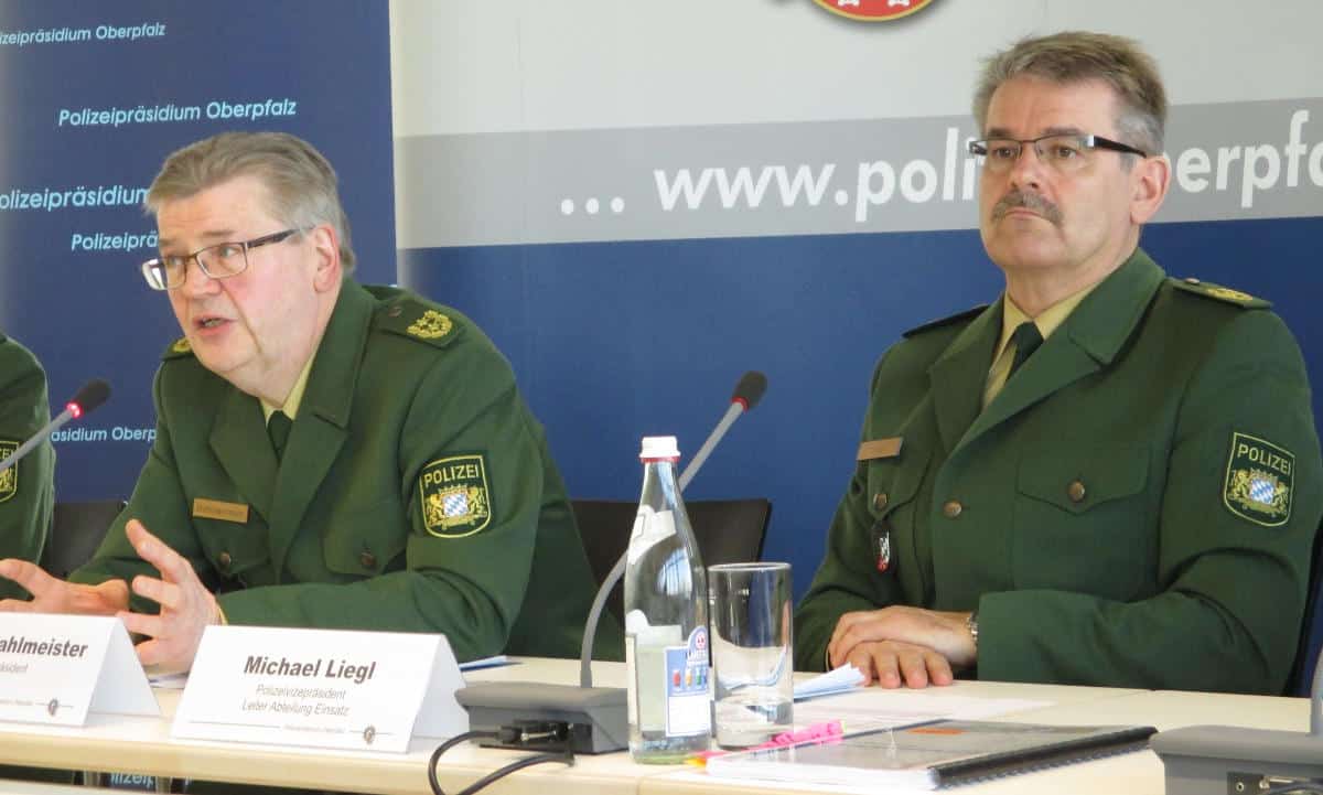 Premiere für den neuen Polizepräsidenten Gerold Mahlmeister (li. neben seinem Stellvertreter Michael Liegl): die Vorstellung des jährlichen Sicherheitsberichts. Foto: as