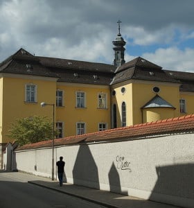 Das Bürgerstift St. Michael bot insgesamt 100 Plätze und wurde über Monate mit 300 Menschen belegt. Foto: Johanning/ Wikimedia Commons