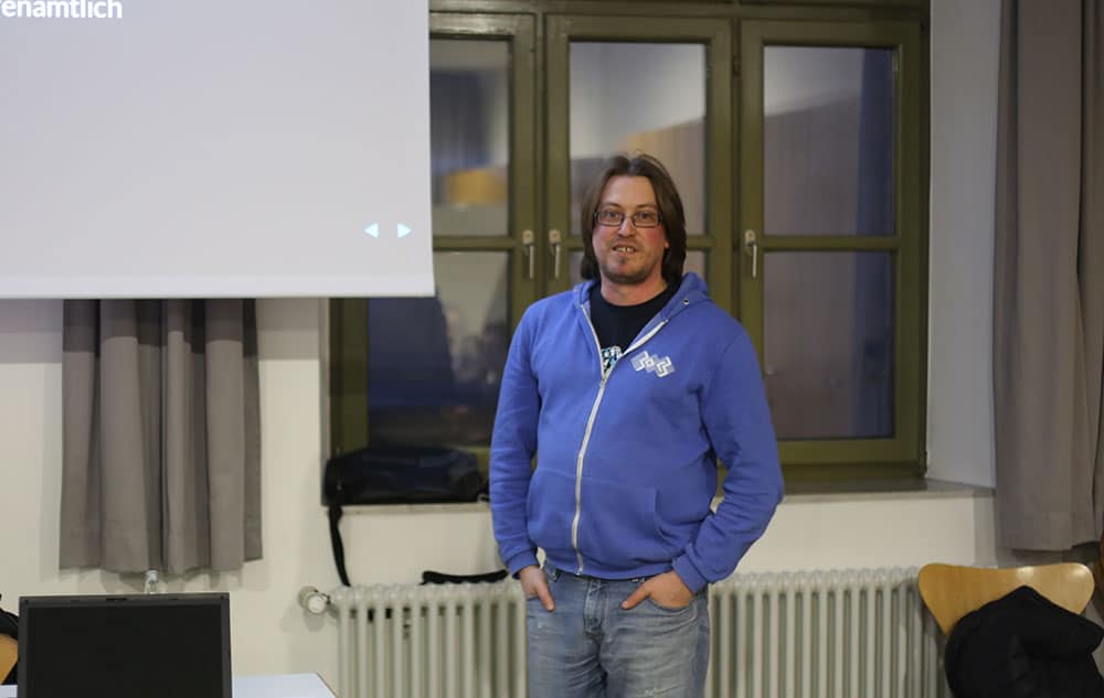 Andreas Hechtbauer von der Binary Kitchen stellte den interessierten Zuhörern das Freifunk-Konzept vor.