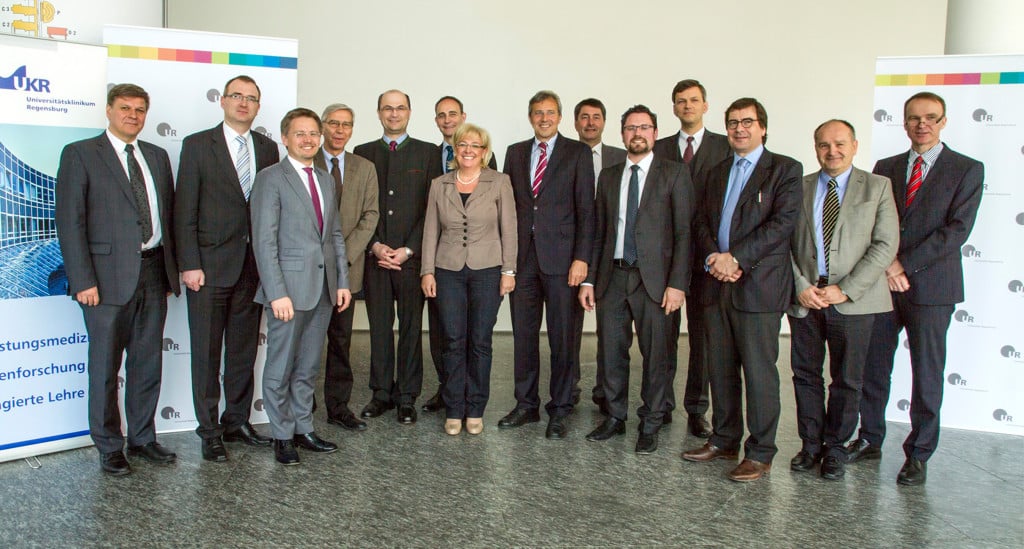 (v.l.n.r.) Klaus Fischer (Kaufm. Direktor UKR), Alexander Flierl (MdL), Tobias Reiß (MdL), Prof. Dr. Udo Hebel (Präsident UR), Staatssekretär Albert Füracker, Prof. Dr. Dr. Torsten Reichert (UR), Sylivia Stierstorfer (MdL), Dr. Franz Rieger (MdL), Prof. Dr. Bernhard Weber (Vizepräsident UR), Dr. Gerhard Hopp (MdL), Prof. Dr. Nikolaus Korber (Vizepräsident UR), Prof. Dr. Christoph Wagner (Vizepräsident UR), Prof. Dr. Günther Pernul (Wirtschaftsinformatik UR), Prof. Dr. Oliver Kölbl (Ärztl. Direktor UKR). Foto: Universität Regensburg.