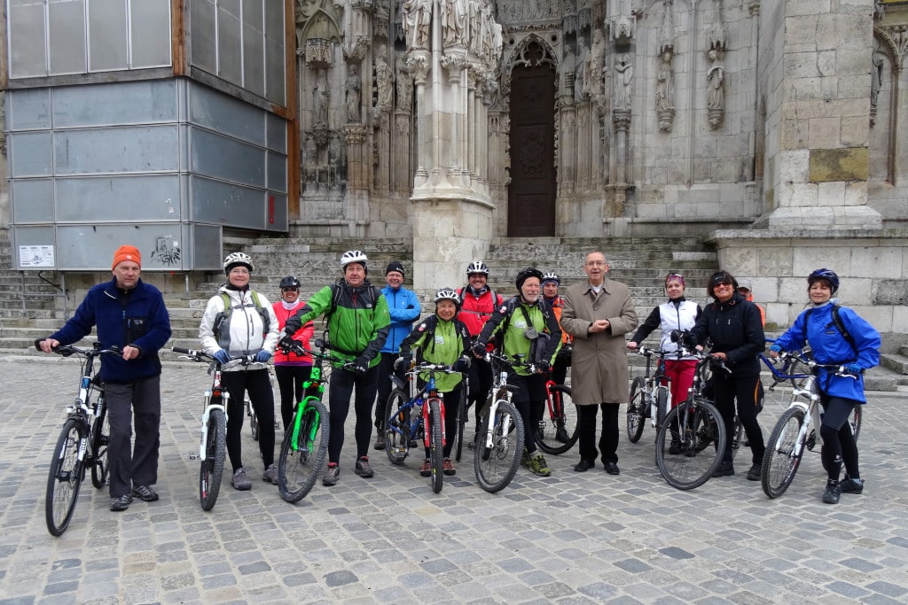 Kulturreferent Klemens Unger mit den Teilnehmerinnen und Teilnehmern der Radtour nach Pilsen Foto: Stadt Regensburg, Hana Bejlková