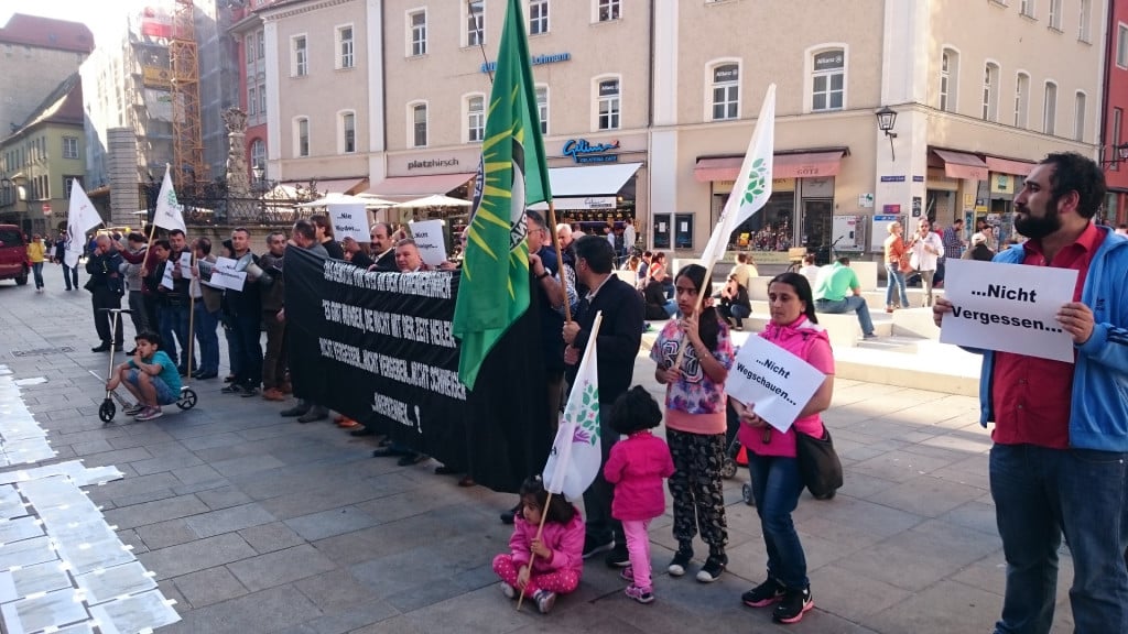 Mahnwache zum 100. Jahrestag auf dem Neupfarrplatz: „Nicht vergessen, nicht vergeben, nicht schweigen. Anerkennen!“  Foto: privat