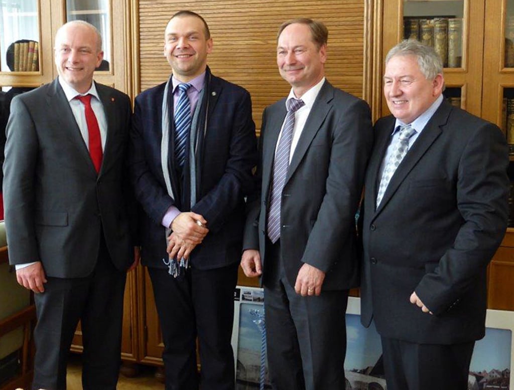 Oberbürgermeister Joachim Wolbergs, Martin Baxa (zweiter Bürgermeister Pilsen), Reinhard Tischler (Schulleiter BSZ M. Runtinger), Mgr. Miloslav Skuhravý (Schulleiter Obchodni Akademie Pilsen) Foto: Stadt Regensburg