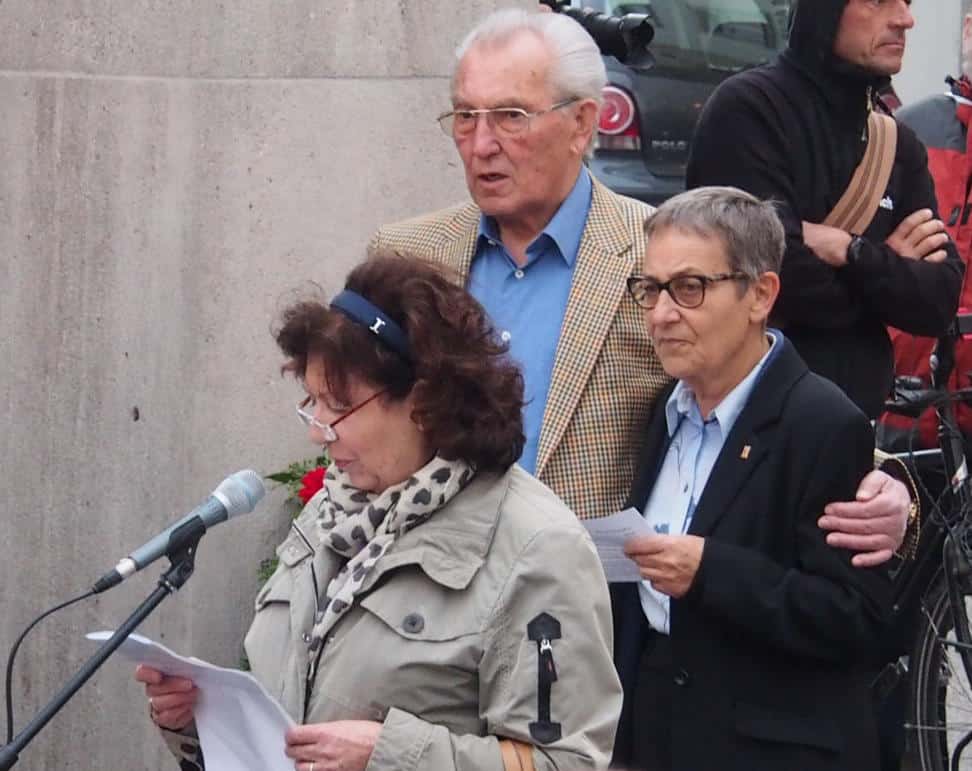 Else Höllenreiner: „Eine Schande für jedes Gemeinwesen.“ Im Hintergrund: Mano Höllenreiner und Luise Gutmann. Foto: Werner