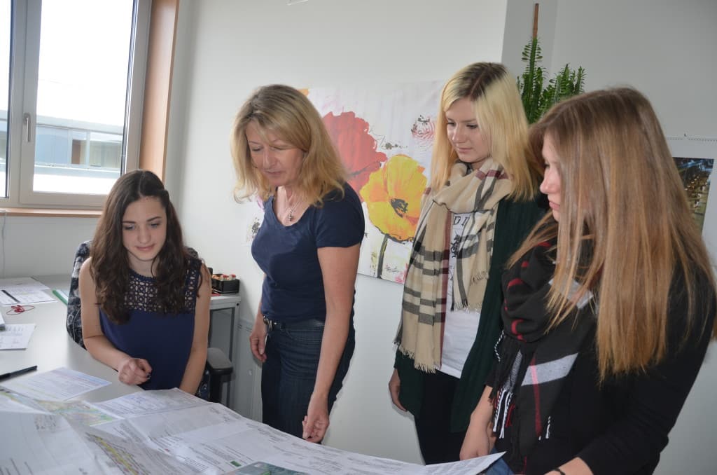 Ingenieurin Susanne Christoph von der Technischen Bauaufsicht im Landratsamt erklärte Magdalena, Silke und Lena, was auf dem Plan zu erkennen ist. Bild: Landratsamt Regensburg / Pressemitteilung.