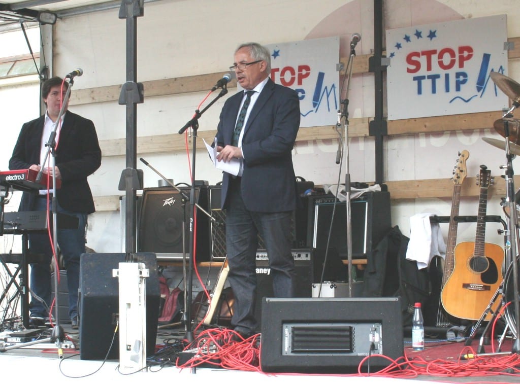 Jürgen Huber: „So lange die Bürger nicht im Mittelpunkt stehen lehnen wir TTIP ab.“ Fotos: Karl Bierl