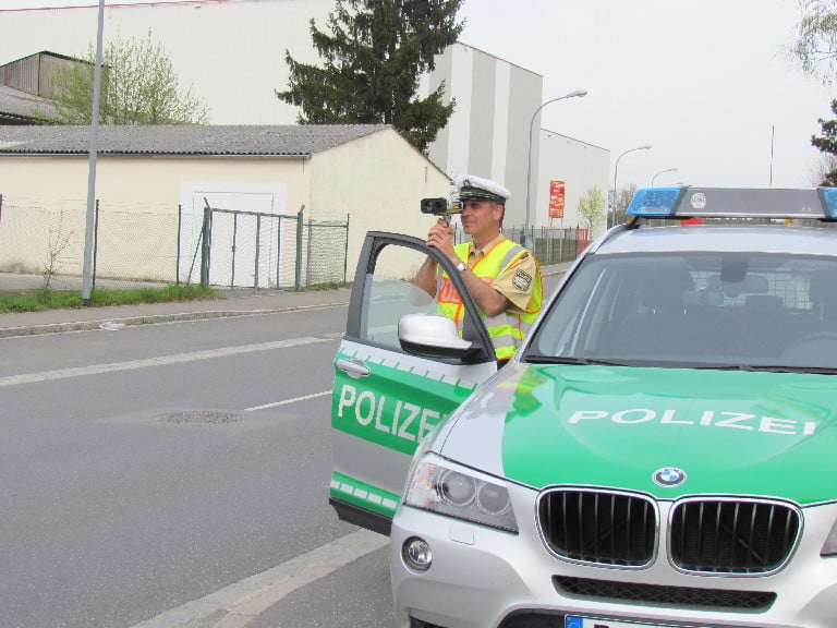 Das Laserhandmessgerät im Einsatz, auf den Straßen der Oberpfalz. Foto: PM / Polizei.