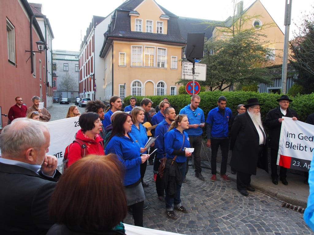 „Sog nischt kejnmol.“ Vor der Synagoge sangen die Falken ein jiddisches Partisanenlied. Foto: Werner