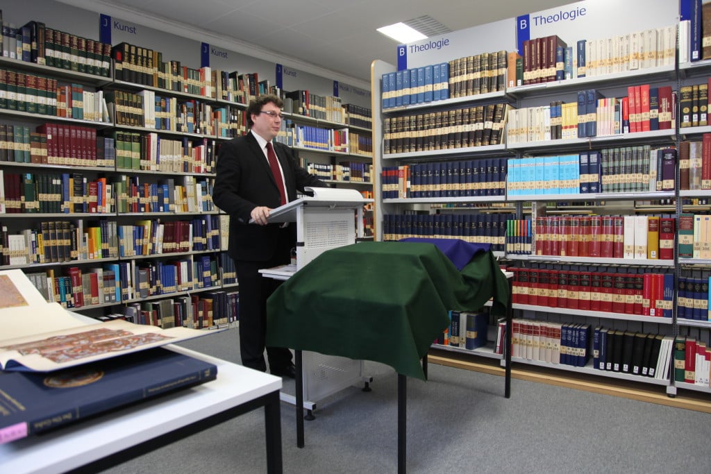 Dr. Lübbers bei einem Vortrag. Foto: Staatliche Bibliothek