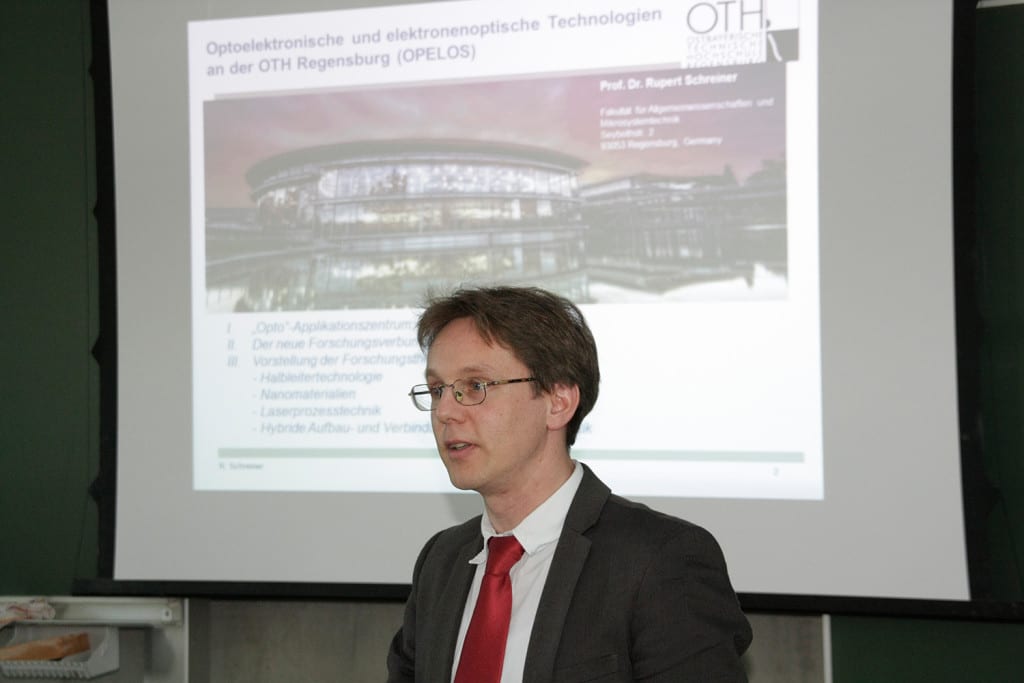  Prof. Dr. Rupert Schreiner, Sprecher des Forschungsverbunds OPELOS – Optoelektronische und elektronenoptische Systeme bei der Vorstellung des Verbunds im Rahmen des Kick-Offs. Foto: OTH Regensburg