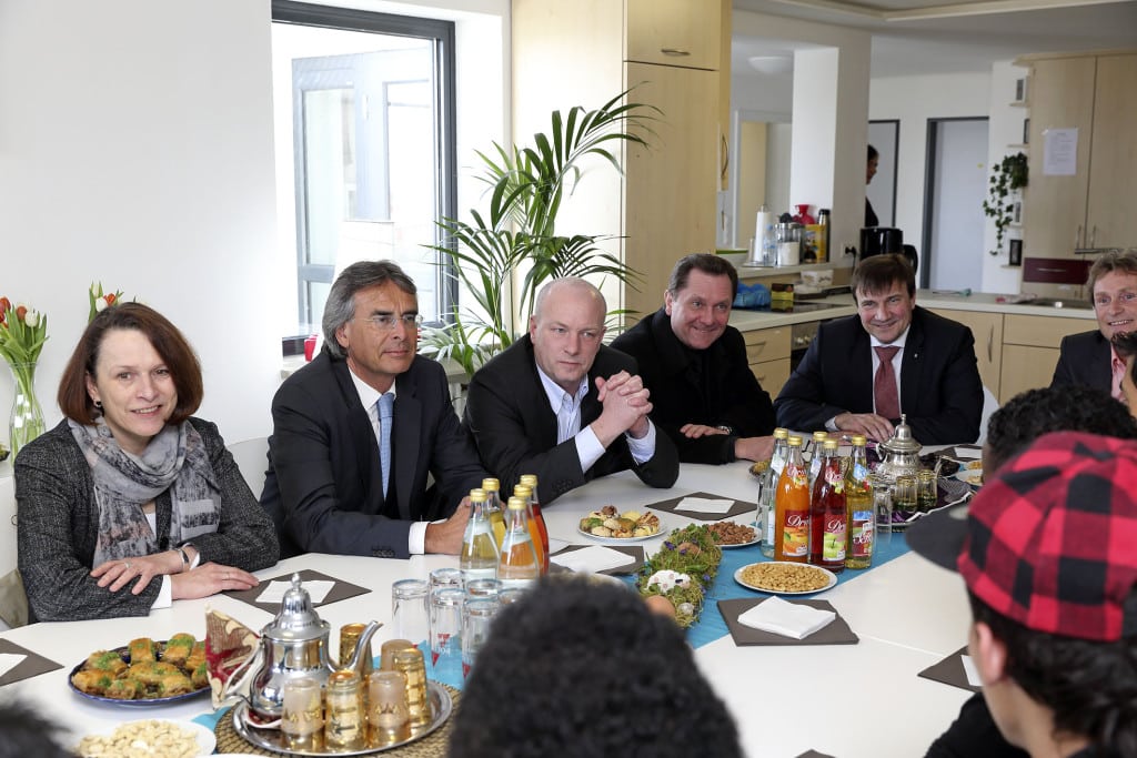 Bürgermeisterin Gertrud Maltz-Schwarzfischer, Regierungspräsident Axel Bartelt, Oberbürgermeister Joachim Wolbergs, Pater Günther Wendel und KJF-Direktor Michael Eibl im Gespräch mit den Jugendlichen im Kinderzentrum St. Vincent. Foto: Peter Ferstl, Stadt Regensburg  