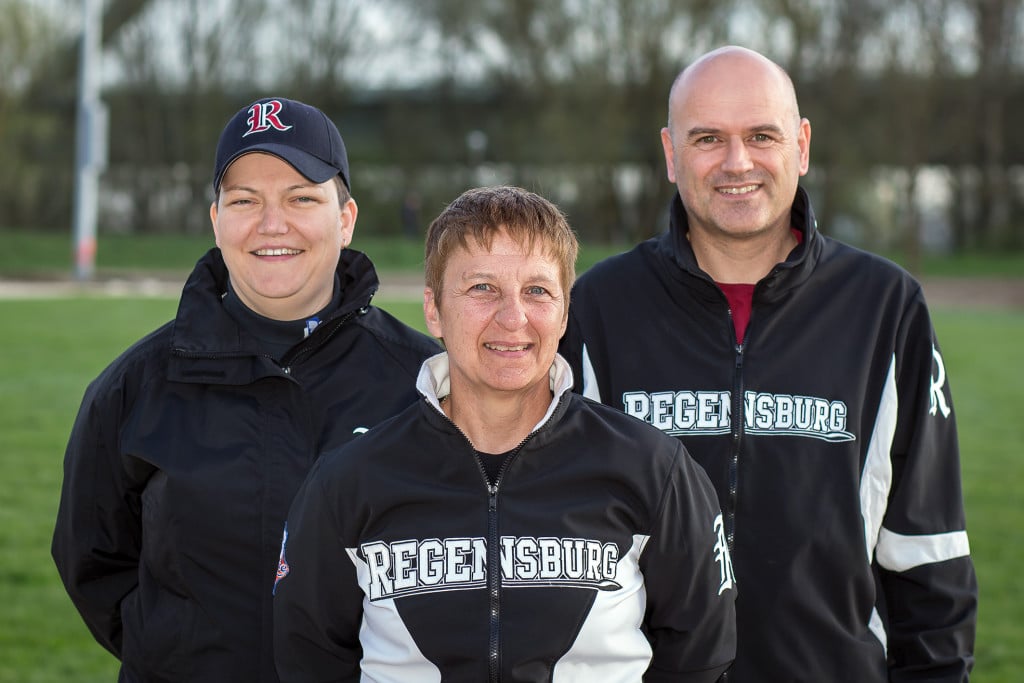 Martina Dobler (Mitte) übernimmt das Ruder bei den Softball-Damen der Buchbinder Legionäre. Bianka Merkel (links) und Markus Brunner (rechts) unterstützen die erfahrene Trainerin. Foto: Walter Keller. 