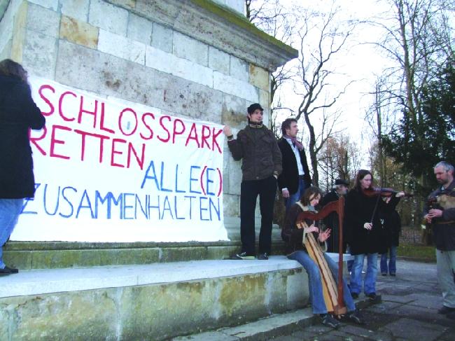 Protest gegen geplante Baumfällungen in der fürstlichen Allee 2008. Die aktuellen Garagenpläne sorgen jetzt bei den Grünen für Diskussionen. Foto: Archiv