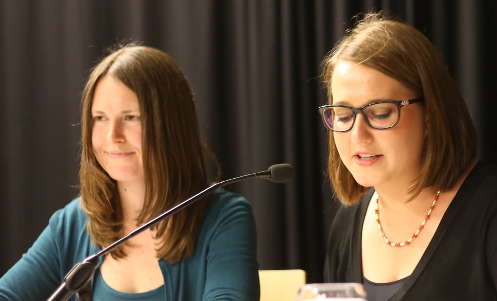 Stellten Kipping und Wizorek die Fragen und moderierten den Abend: Anna-Lena Schnaudt (l.) und Marina Mühlbauer.