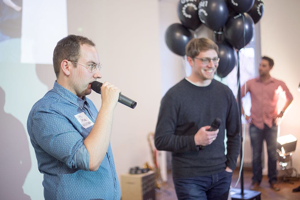 Lars Smekal (l.) und Constantin Weber (m.), Regisseur und Produzent des Spielfilms "Waldsterben".