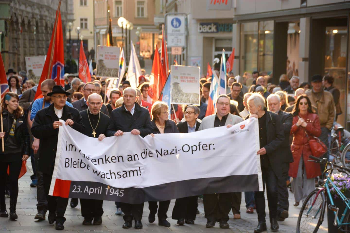 Ansprechpartnerin für Stadt, und Jüdische Gemeinde, seit Jahrzehnten Mitorganisatorin des Gedenkwegs für die Opfer des Faschismus: die VVN-Vorsitzende Luise Gutmann gilt dem bayerischen Verfassungsschutz als Staatsfeindin. Foto: Archiv/ Thomas Witzgall