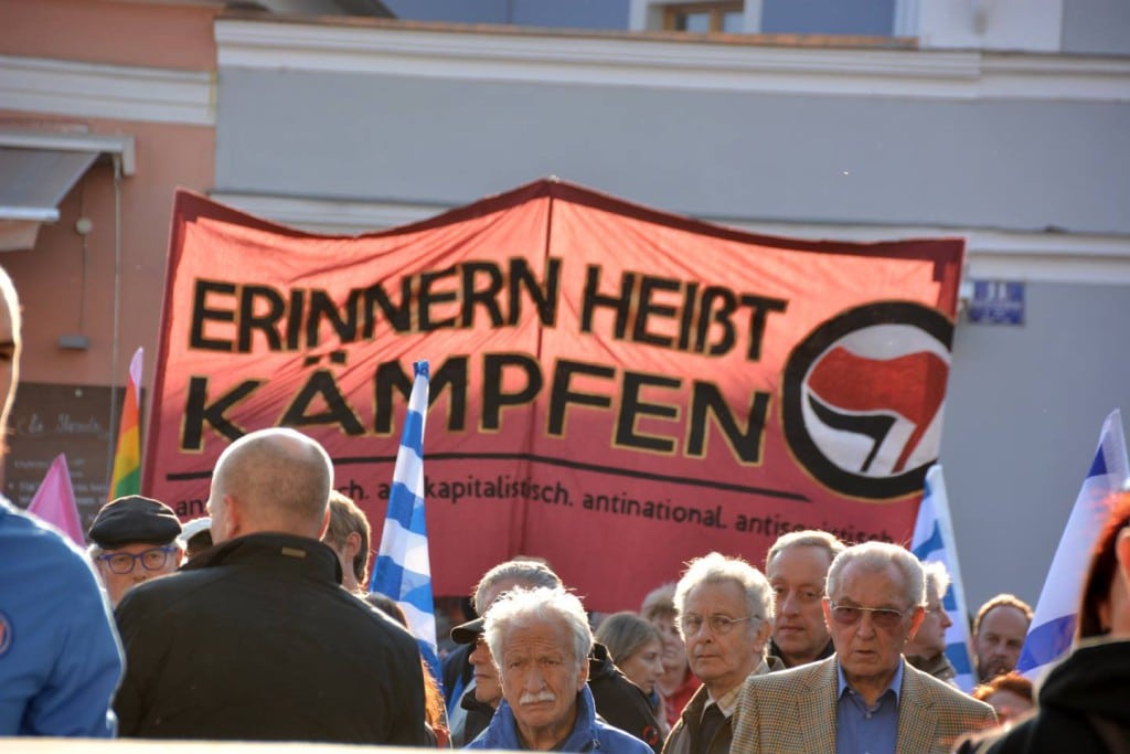 Will „kleinkarierte Zänkereien“ überwinden: OB Wolbergs bei seiner Rede in Stadtamhof. Foto: Witzgall