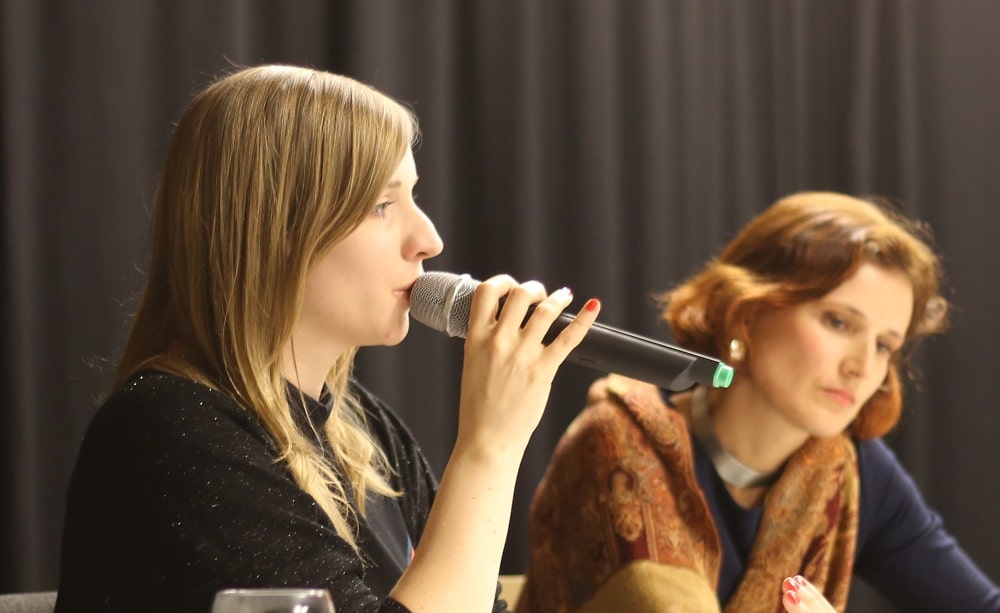 Anne Wizorek (l.) und Katja Kipping stellten am Freitagabend ihre feministischen Positionen dar. Fotos: ld.