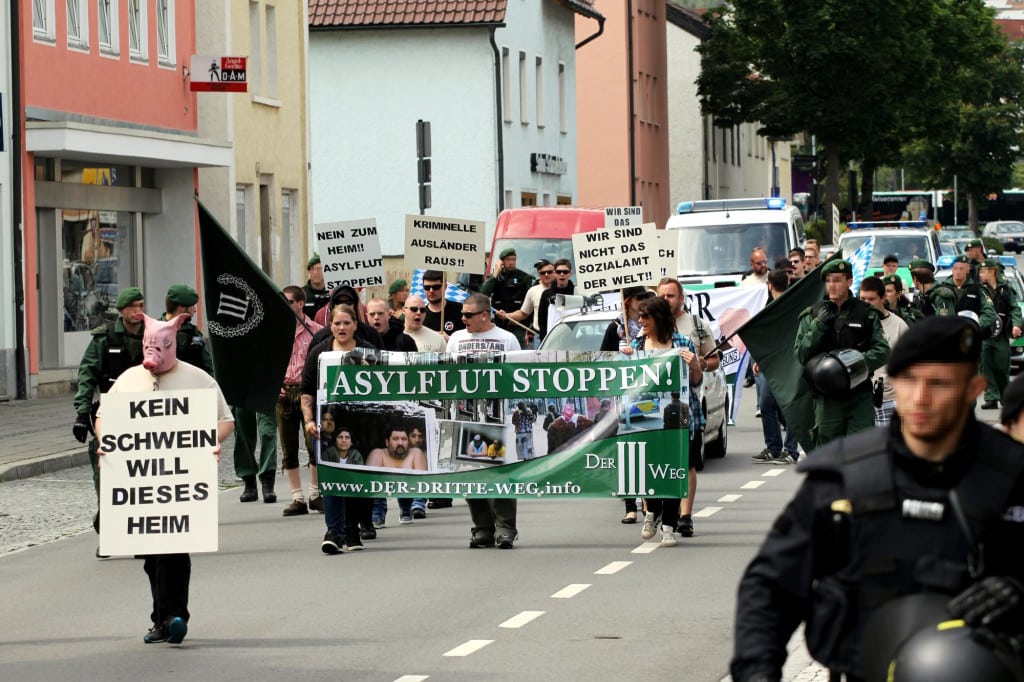 Aufmarsch des "Dritten Weg" gegen Asylunterkunft in Deggendorf. Foto: Jan Nowack