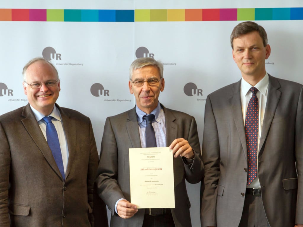 (v.l.n.r.) Kanzler Dr. Christian Blomeyer, Präsident Prof. Dr. Udo Hebel und Vizepräsident Prof. Dr. Nikolaus Korber mit der Urkunde des deutschen Akkreditierungsrats.   Foto: Universität Regensburg