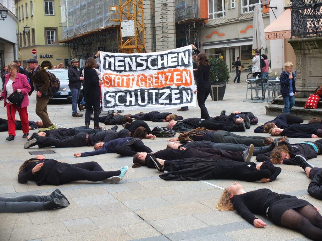 Auch auf dem Neupfarrplatz entrollten die Aktivistinnen ihr Transparent.