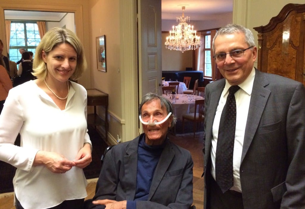 In der deutschen Botschaft in Stockholm mit dem Deutschen Botschafter in Schweden, Michael Bock (rechts), und Herrn Adolf Ratzka, der in Ingolstadt aufgewachsen ist und seit mittlerweile mehr als 40 Jahren in Schweden lebt und dort maßgeblich die Behindertenpolitik vorangetrieben hat.