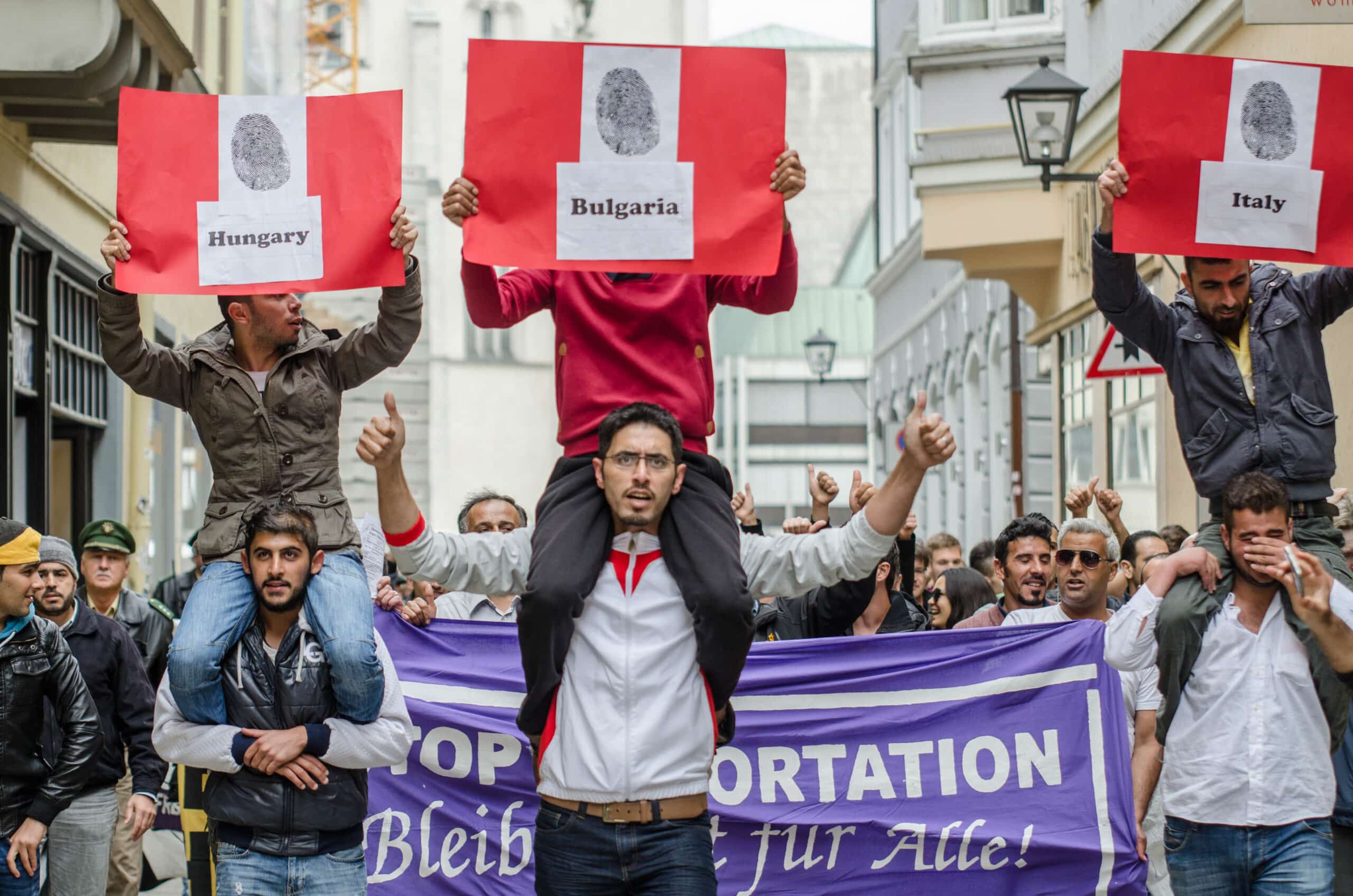 Etwa 300 Menschen demonstrierten am Samstag in Regensburg gegen die Dublin-Verordnung und Abschiebungen nach Ungarn.