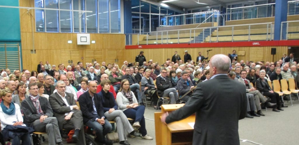 "Ich weiß, dass die Mehrheit der regensburger genau so tickt wie ich." Joachim Wolbergs in der Clermont-Ferrand-Turnhalle. Foto: as