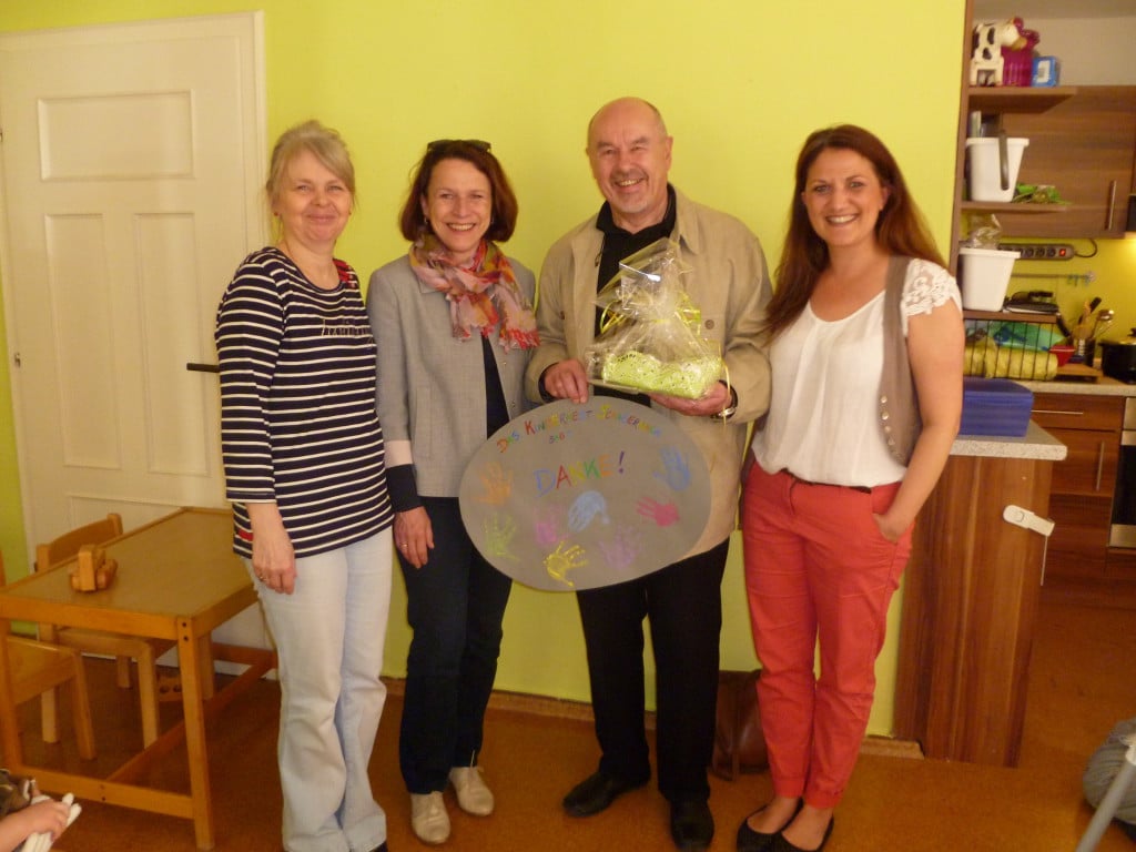 Tagesmutter Rosi Fitze, Bürgermeisterin Gertrud Maltz-Schwarzfischer, Willibald Fuchs von Foxx Elektro, Tagesmutter Birthe Ruf.   Foto: Andrea Prem, Stadt Regensburg