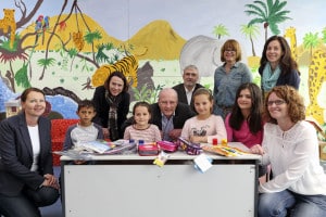 (v.l.n.r.): Svenja Friedrich (stv. Vorsitzende des Schulfördervereins), Bürgermeisterin Gertrud Maltz-Schwarzfischer, Oberbürgermeister Joachim Wolbergs, Michael Vilsmeier, Brigitte Brunner (1. Vorsitzende des Schulfördervereins), Regina Bäumler (Papier Liebl), Bianca Pitrasch (stv. Vorsitzende des Schulfördervereins) mit Flüchtlingskindern in der Grundschule am Sallerner Berg Foto: Peter Ferstl, Stadt Regensburg