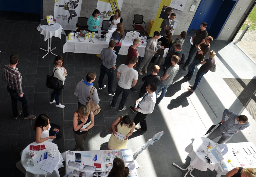 Die rund 150 Besucher des Weiterbildungstags der OTH Regensburg informierten sich an den verschiedenen Infoständen und Themeninseln über die vielen berufsbegleitenden Studien- und Weiterbildungsangebote. Foto: OTH Regensburg