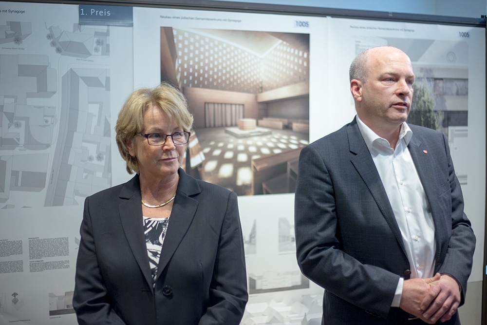 Ilse Danziger, die Vorsitzende der Jüdischen Gemeinde Regensburg, und Oberbürgermeister Joachim Wolbergs. Foto: ld.