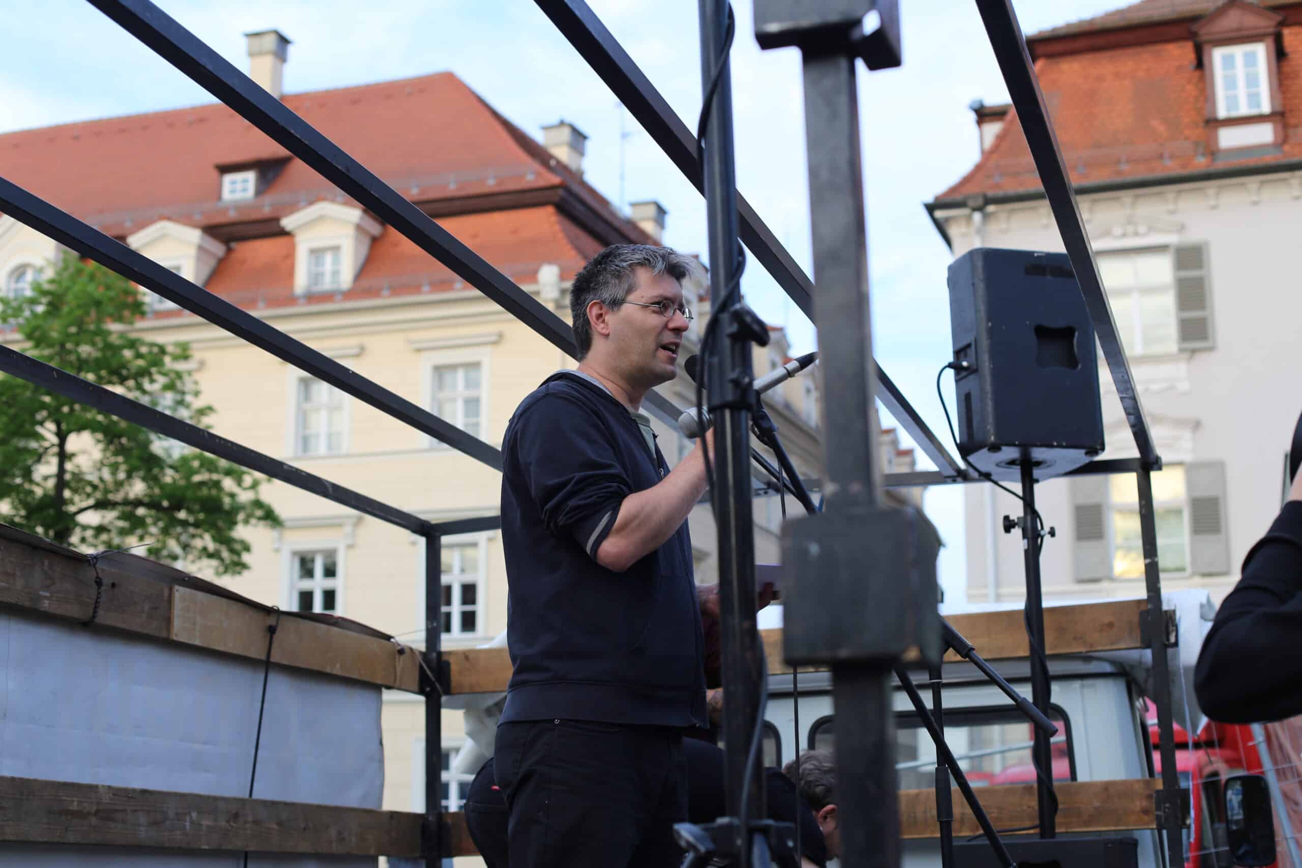 Mitorganisator der Kundgebung am Bismarckplatz: Florian Gmeiner von den Scants of Grace. Fotos: ld.