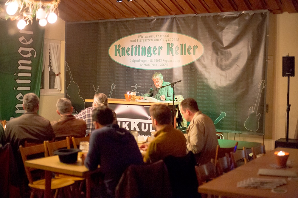 Der Musikkult-Stammtisch am Dienstagabend im Kneitinger-Keller. Auf der Bühne: Giselher Gollwitz. Foto: ld.