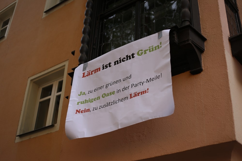 Dieses Plakat hängte ein Anwohner am Samstag ans Fenster. Foto: ld.