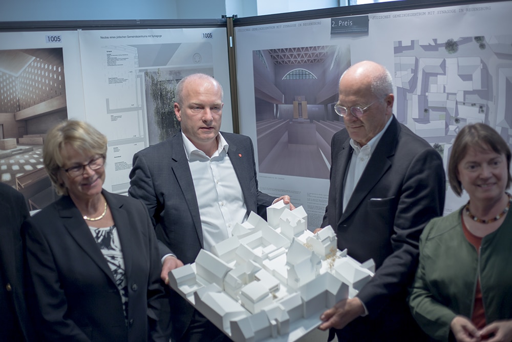 Die Vorsitzende der jüdischen Gemeinde Regensburg, Ilse Danziger, Oberbürgermeister Joachim Wolbergs und Juror Prof. Michael Gaenßler mit dem Modell des Siegerentwurfs für die neue Synagoge. Fotos: ld.