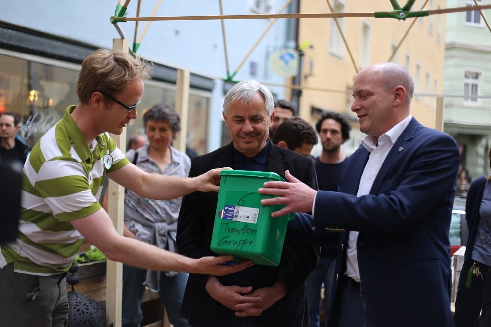 Klaus Burkard von Transition Town (l.), Bürgermeister Jürgen Huber und Oberbürgermeister Joachim Wolbergs bei der Eröffnung der grünen Oase. Foto: ld.