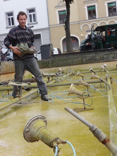 Jakob Friedl mit seinen "Kepf" im Dachauplatzbrunnen. Foto: Friedl.