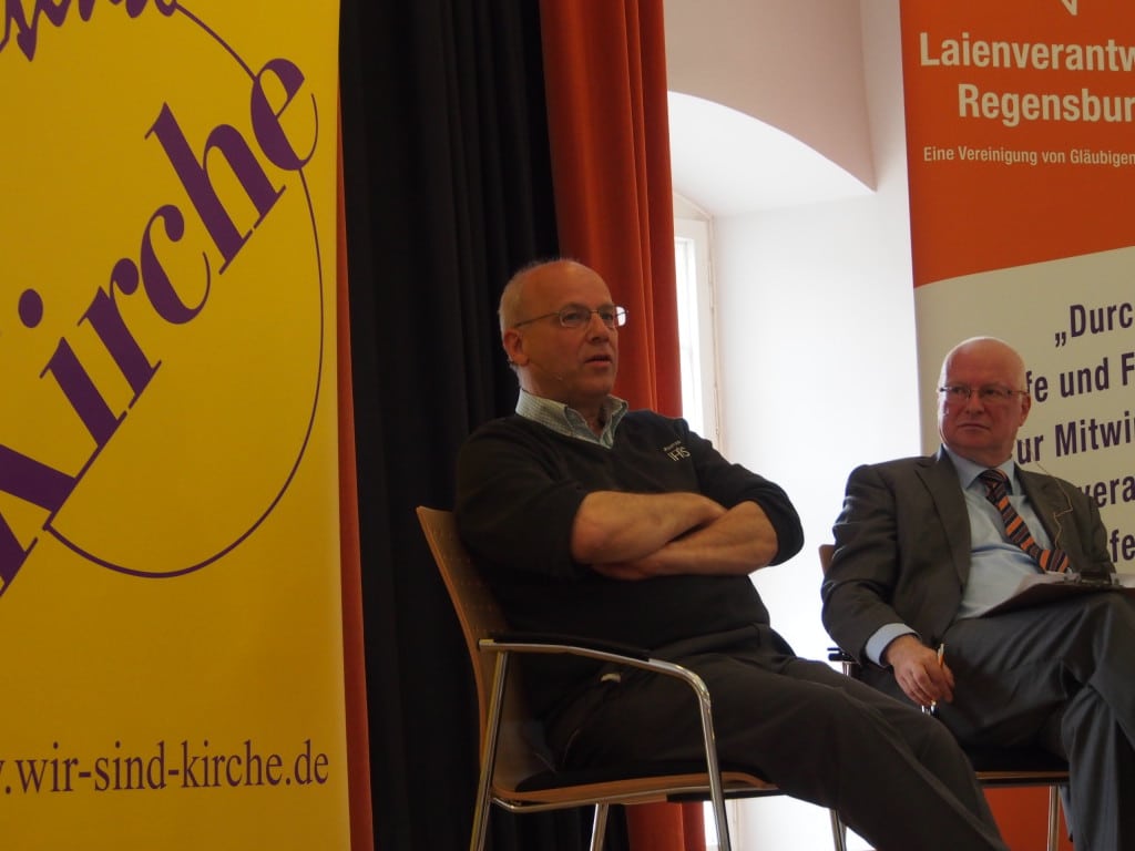 Klaus Mertes (li. neben Moderator Professor Johannes Grabmeier) nahm in Regensburg kein Blatt vor den Mund. Foto: Werner