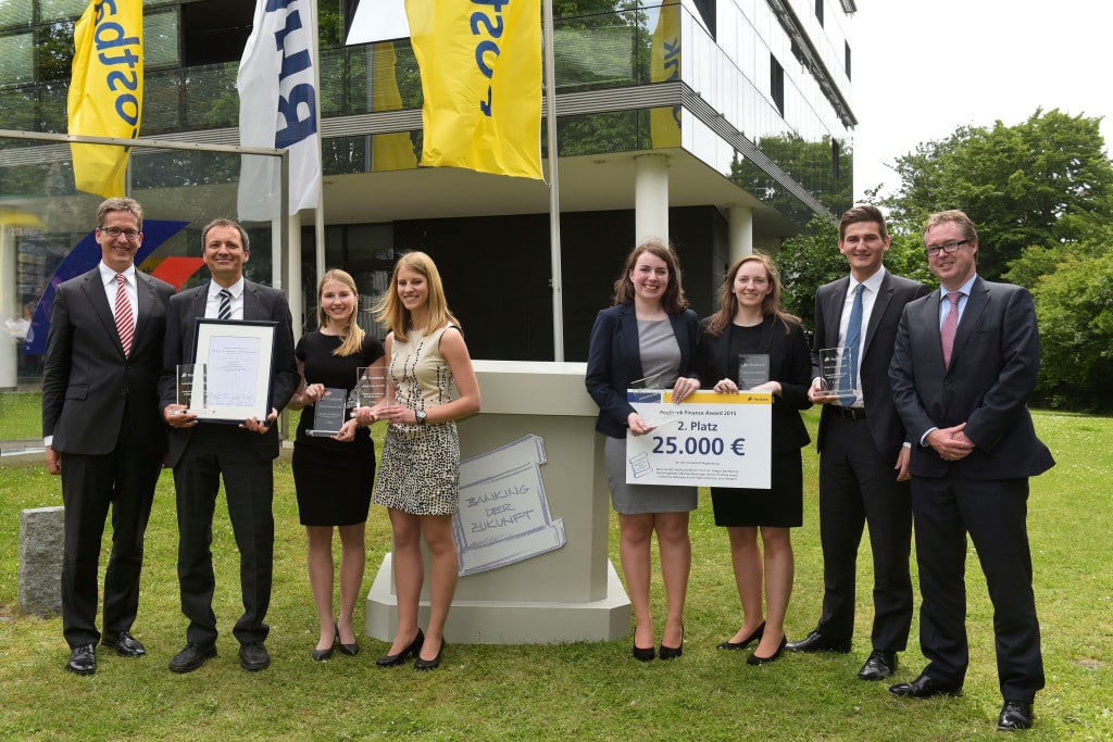 Schirmherr Frank Strauß (Vorsitzender des Vorstands, Deutsche Postbank AG), Prof. Dr. Gregor Dorfleitner (Betreuer), Anna Goerk, Katrin Maria Schmid, Katharina Käsbauer, Julia Weigert, Michael Betzinger, Jurymitglied Ralf Stemmer (Mitglied des Vorstands Deutsche Postbank AG) Foto: Postbank