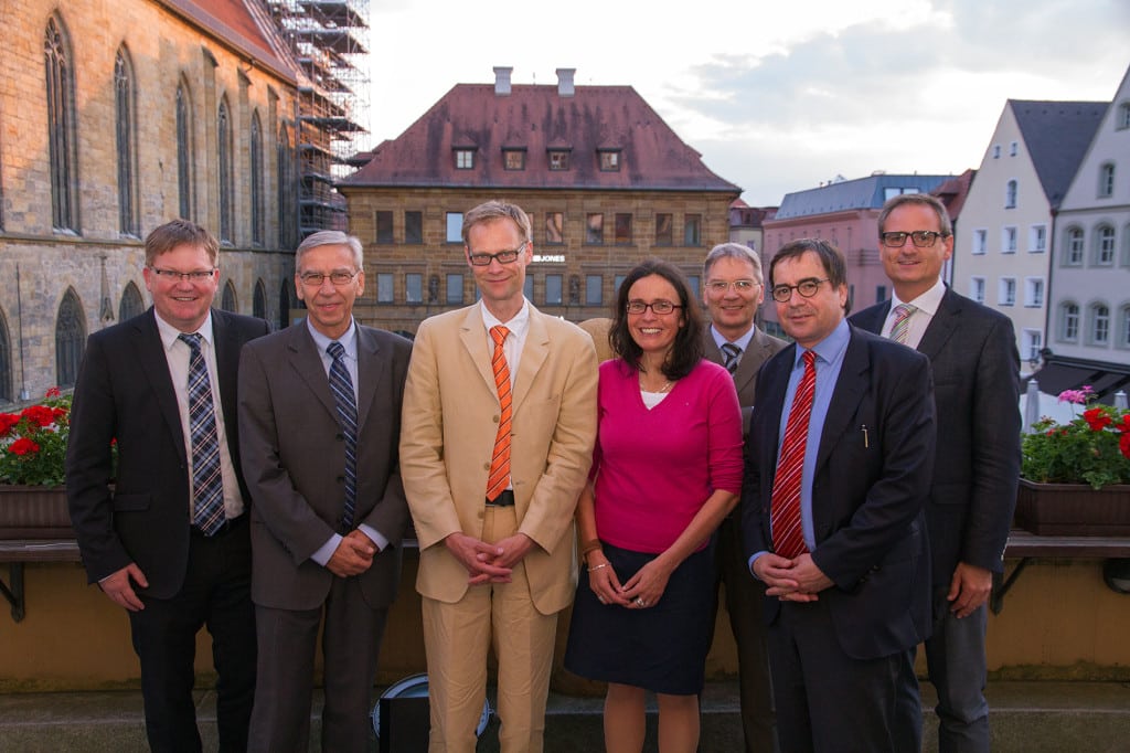 Im Rahmen des ersten Veranstaltungstags auf dem Balkon vor dem Rathaus der Stadt Amberg: (v.l.n.r.) Michael Cerny, Oberbürgermeister der Stadt Amberg, Prof. Dr. Udo Hebel, Präsident der Universität Regensburg, Prof. Dr. Christoph Klein, Prof. Dr. Petra Jansen, Prof. Dr. Uwe Jannsen, Vorsitzender des Senats der Universität Regensburg, Prof. Dr. Christoph Wagner, Vizepräsident der Universität Regensburg, Wolfgang Dersch, Kulturreferent der Stadt Amberg. Foto: Universität Regensburg