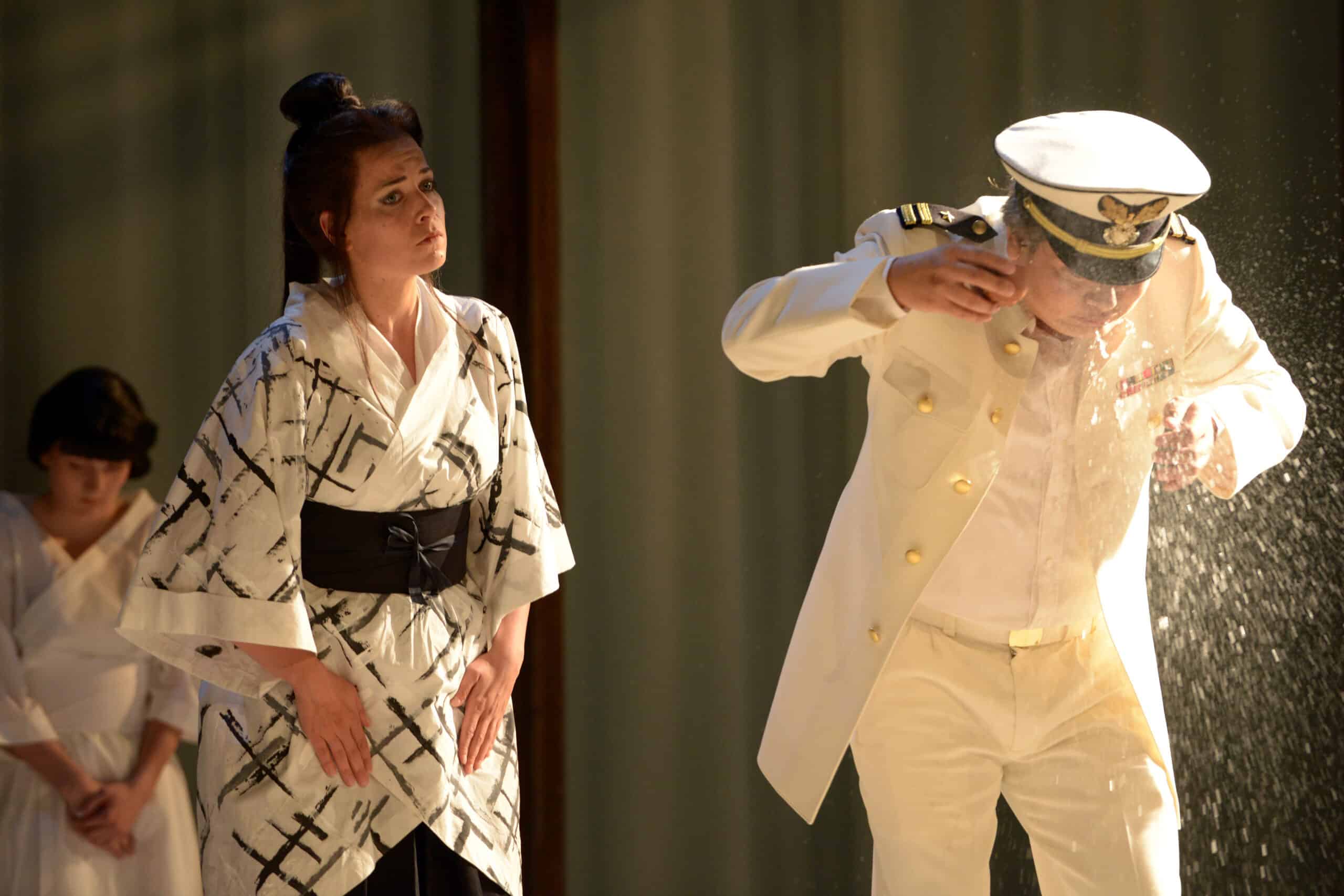 Grandios besetzt, gefällig inszeniert: "Madama Butterfly", hier Vera Semieniuk und Yinjia Gong. Bild: Juliane Zitzlsperger / Theater Regensburg.