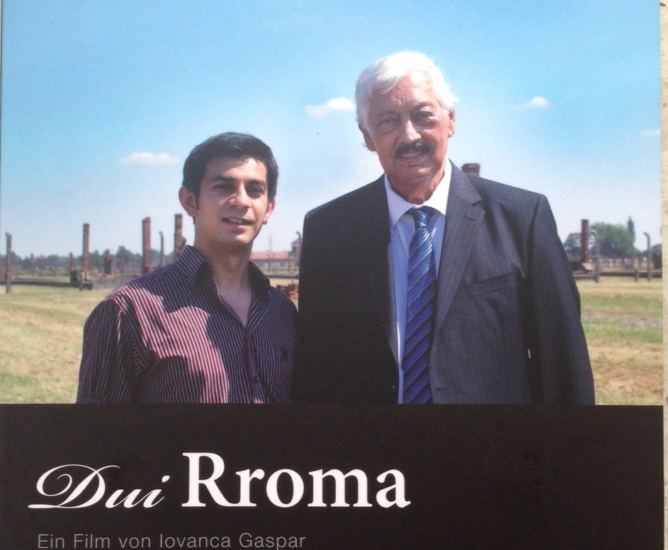 Adrian Gaspar (l.) und Hugo Höllenreiner auf dem DVD-Cover von Dui Rroma. Bild: DVD "Dui Rroma"